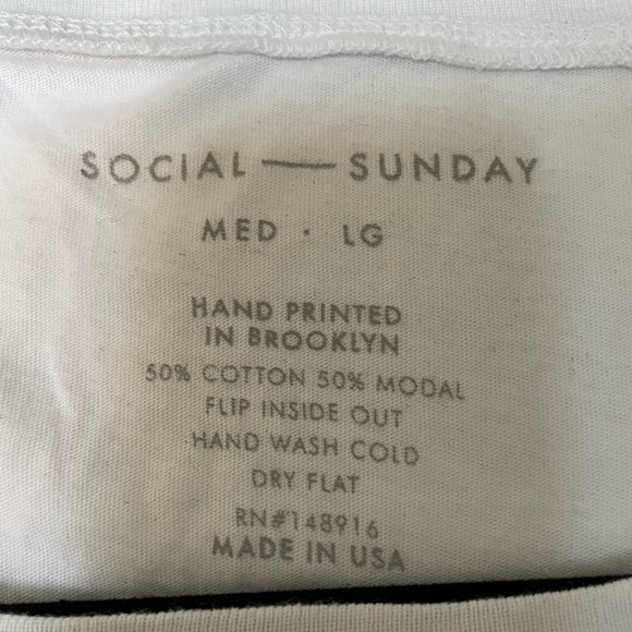 💕 Women’s Social Sunday hand printed sleeveless white top in size med/large - Picture 3 of 3